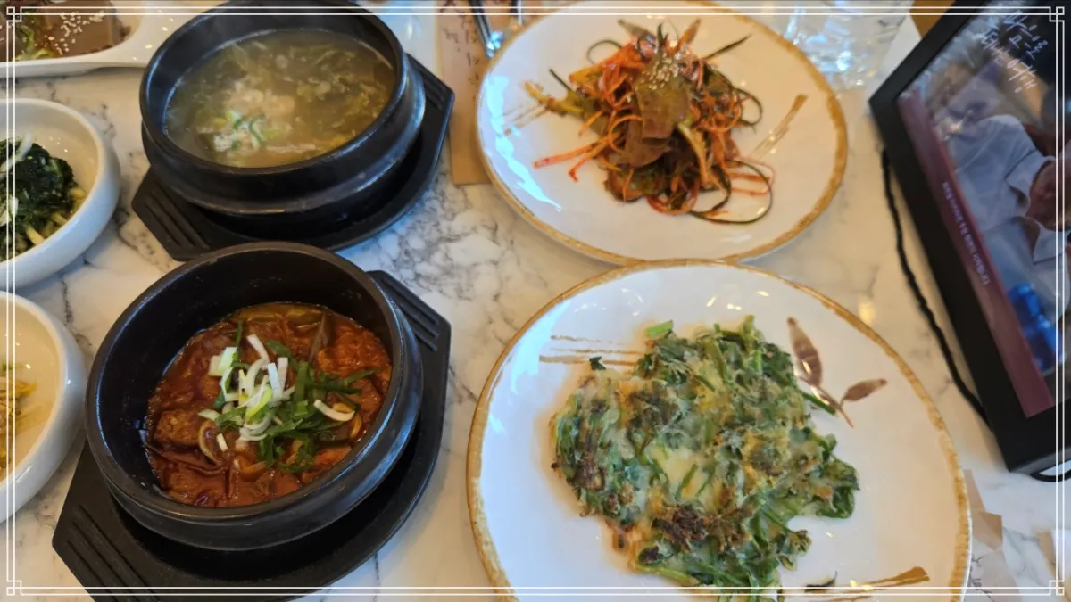 기장-삼삼오오-점심특선에-포함된-사이드메뉴인-김치찌개와-우거지된장국-파채무침-파전-근접촬영