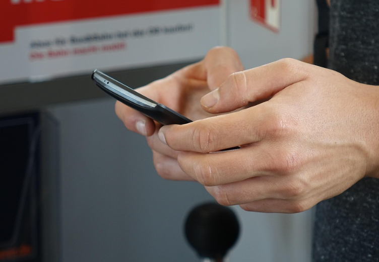 스마트폰 사용 이미지