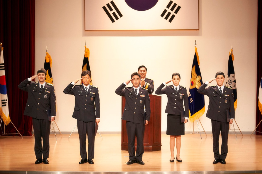 극한직업 스틸컷 성공적인 마약조직소탕으로 특진하는 마약수사팀