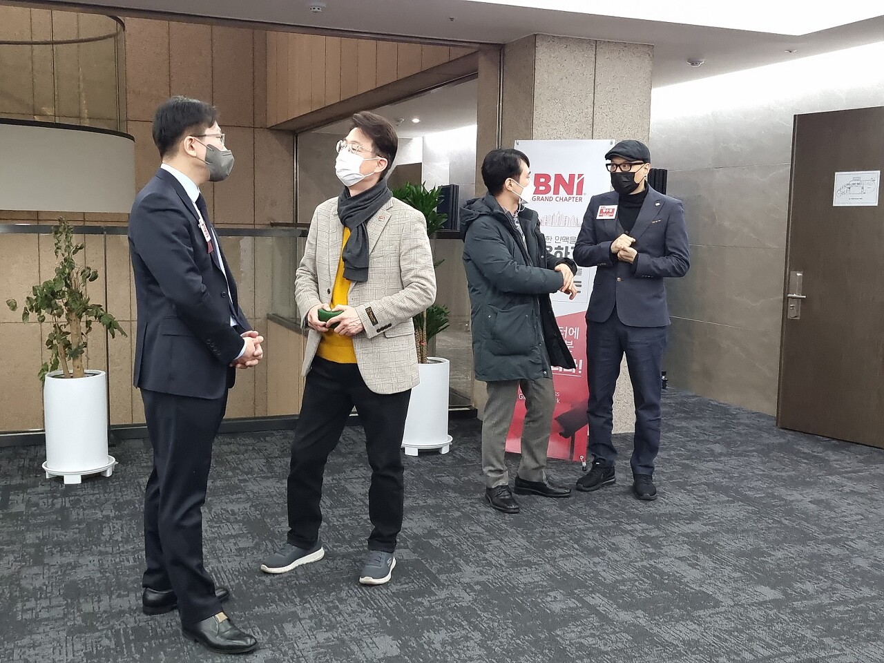 BNI 성남 그랜드 챕터 주간회의 시작전 4명의 멤버가 일어서서 각자의 비즈니스를 설명하고 있습니다.