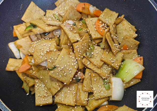 어묵볶음-통깨 뿌리기