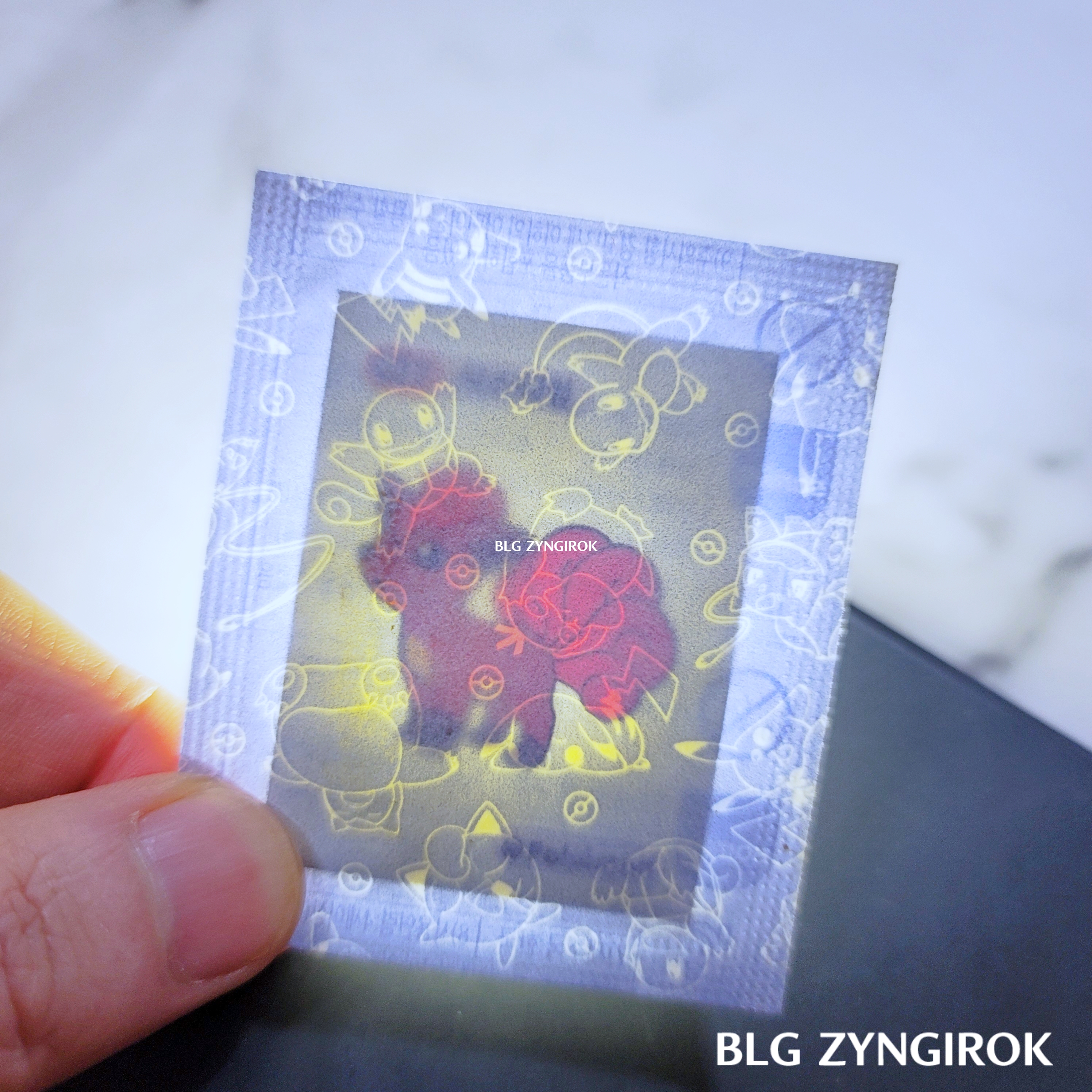 포켓몬스터-미개봉-띠부띠부씰-식스테일을-불빛에-비추고-있다.