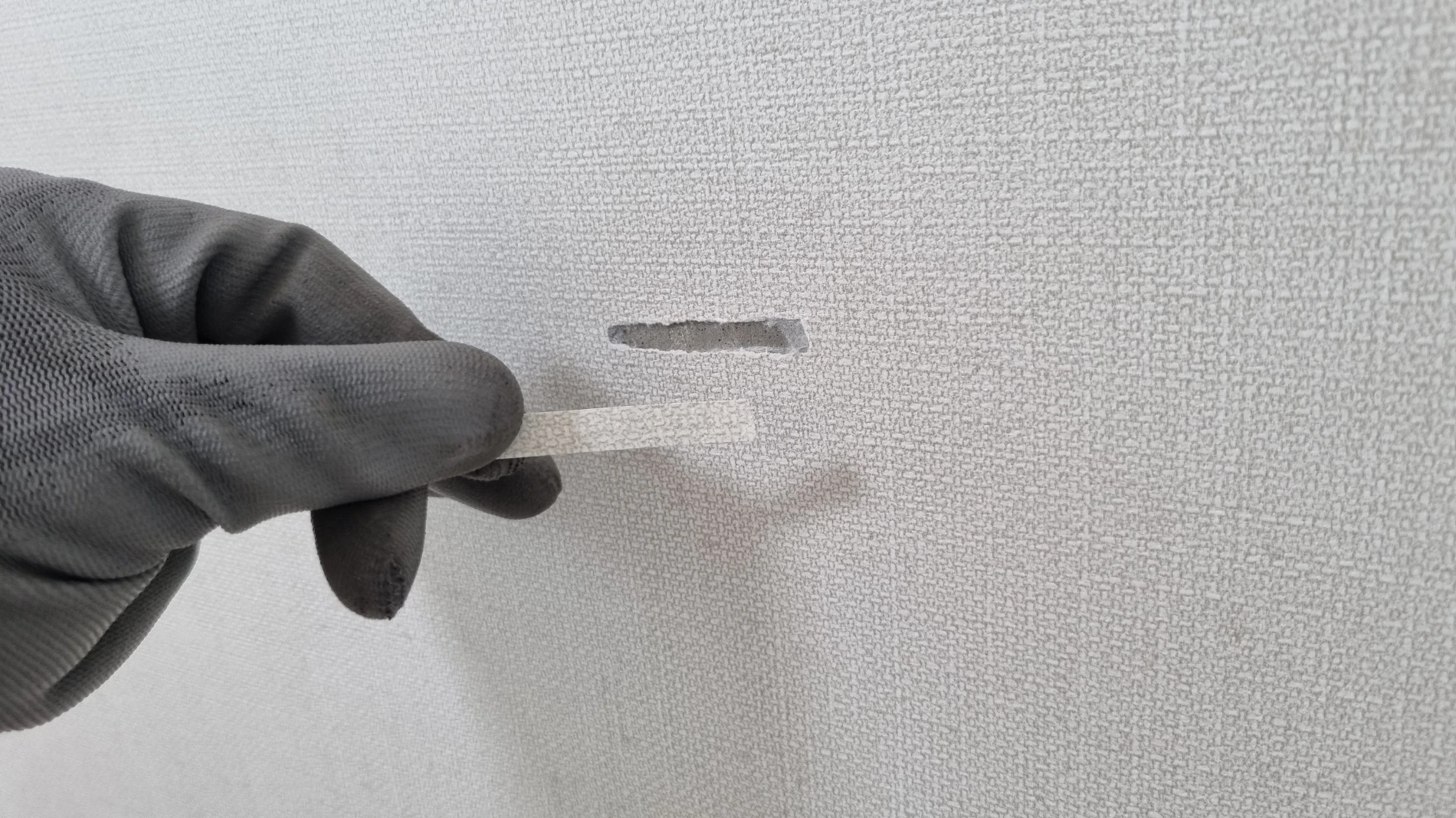 찢어진 벽지 모습