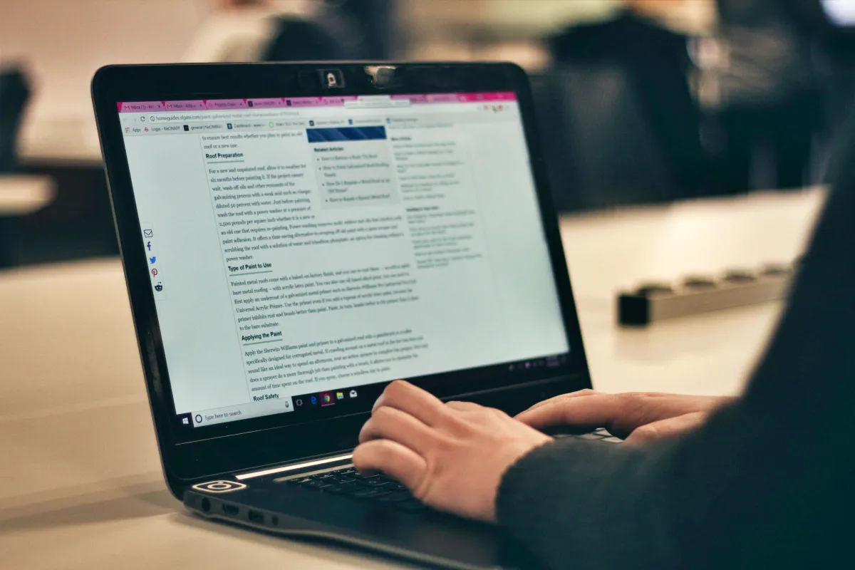 노트북을-켜고-키보드로-글을-쓰고있는-손