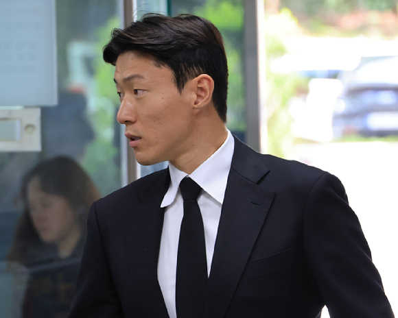 축구선수 황의조 씨가 4일 서울 서초구 서울중앙지법에서 열린 성폭력범죄의 처벌 등에 관한 특례법 위반(카메라 등 이용촬영) 혐의 2심 선고재판에 출석하고 있다. [사진=연합뉴스]