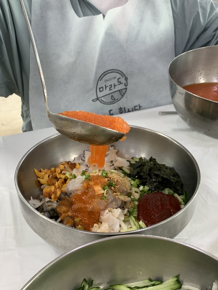 육수를 더 넣는 모습