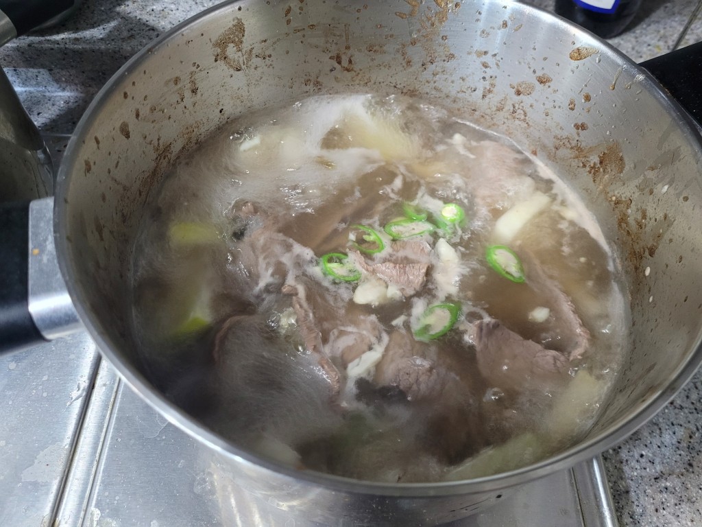 쇠고기 무국에 청양고추가 들어간 모습