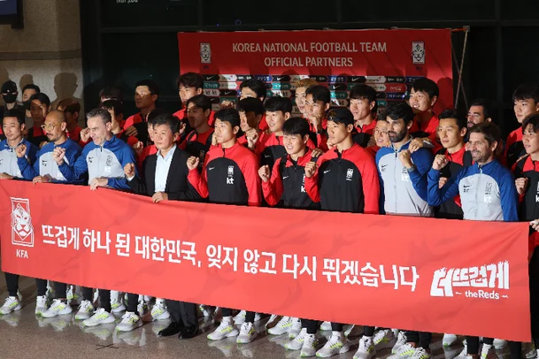 태국 전사들에게 쏟아지는 박수 갈채 (자료출처 : 뉴스1)