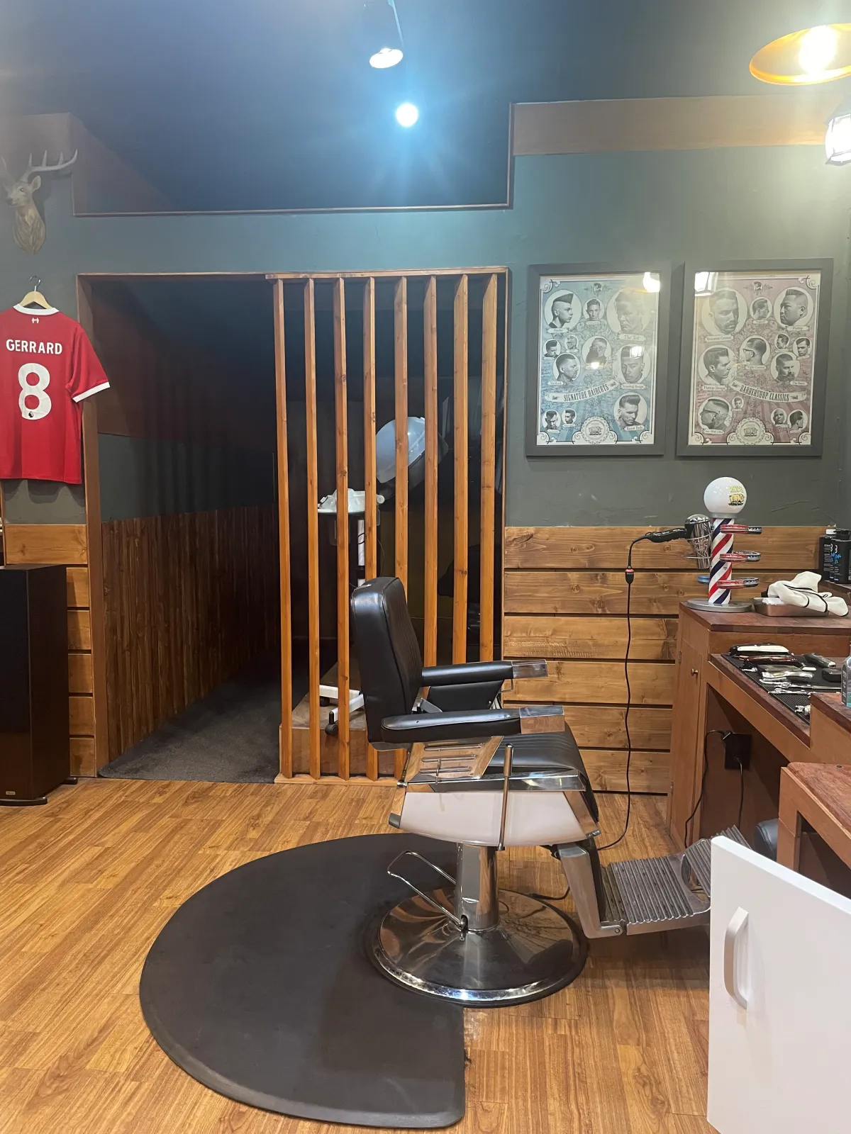 이누-바버샵-의자-측면