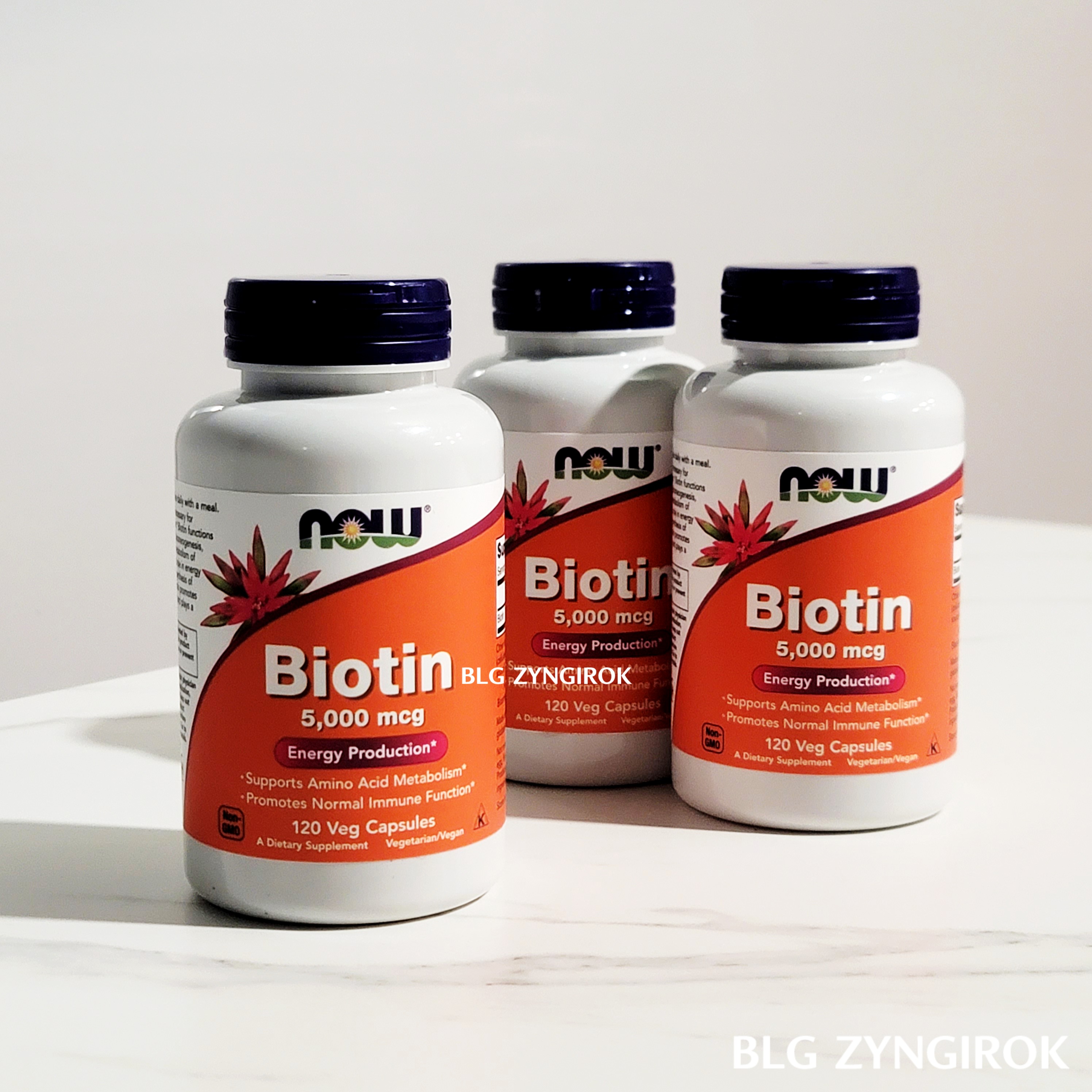 Now 비오틴 3병이 테이블 위에 놓여있다.