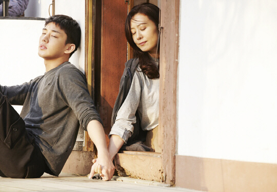 남녀 주인공이 두손을 잡고 생각에 잠긴모습