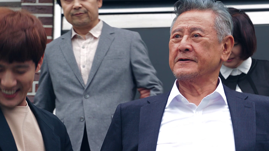 먼곳을 바라보는 박근형 배우님의 모습