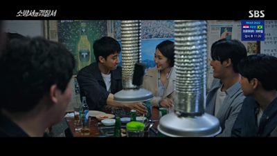 봉도진의 옆자리가 좋다며 옆에 앉아서 같이 술을 마시고 있는 윤홍의 모습입니다.