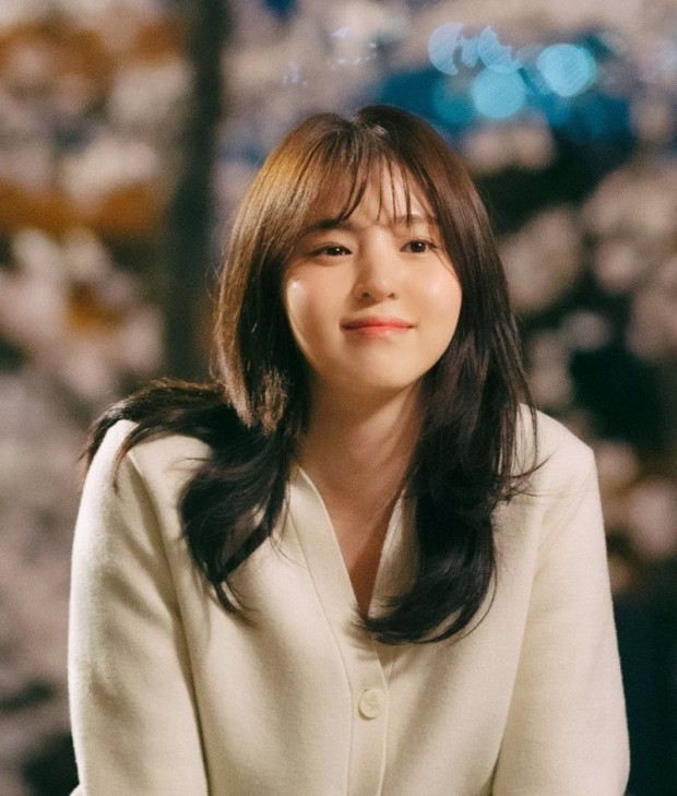 유나비를 연기하는 한소희의 모습