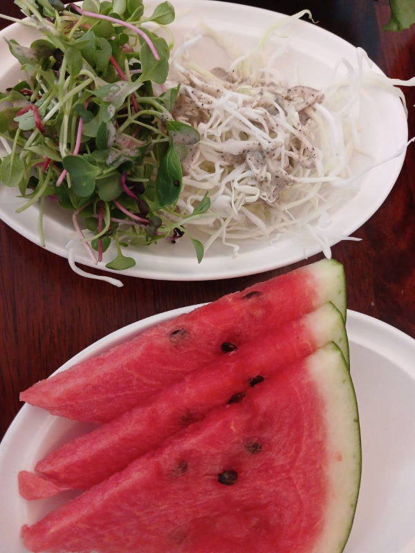 봄봄 샐러드와 수박