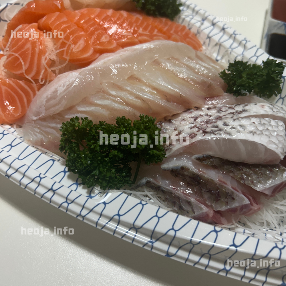 이마트 모듬회 신선도와 할인 스티커 여부를 확인할 수 있는 포장 회 사진