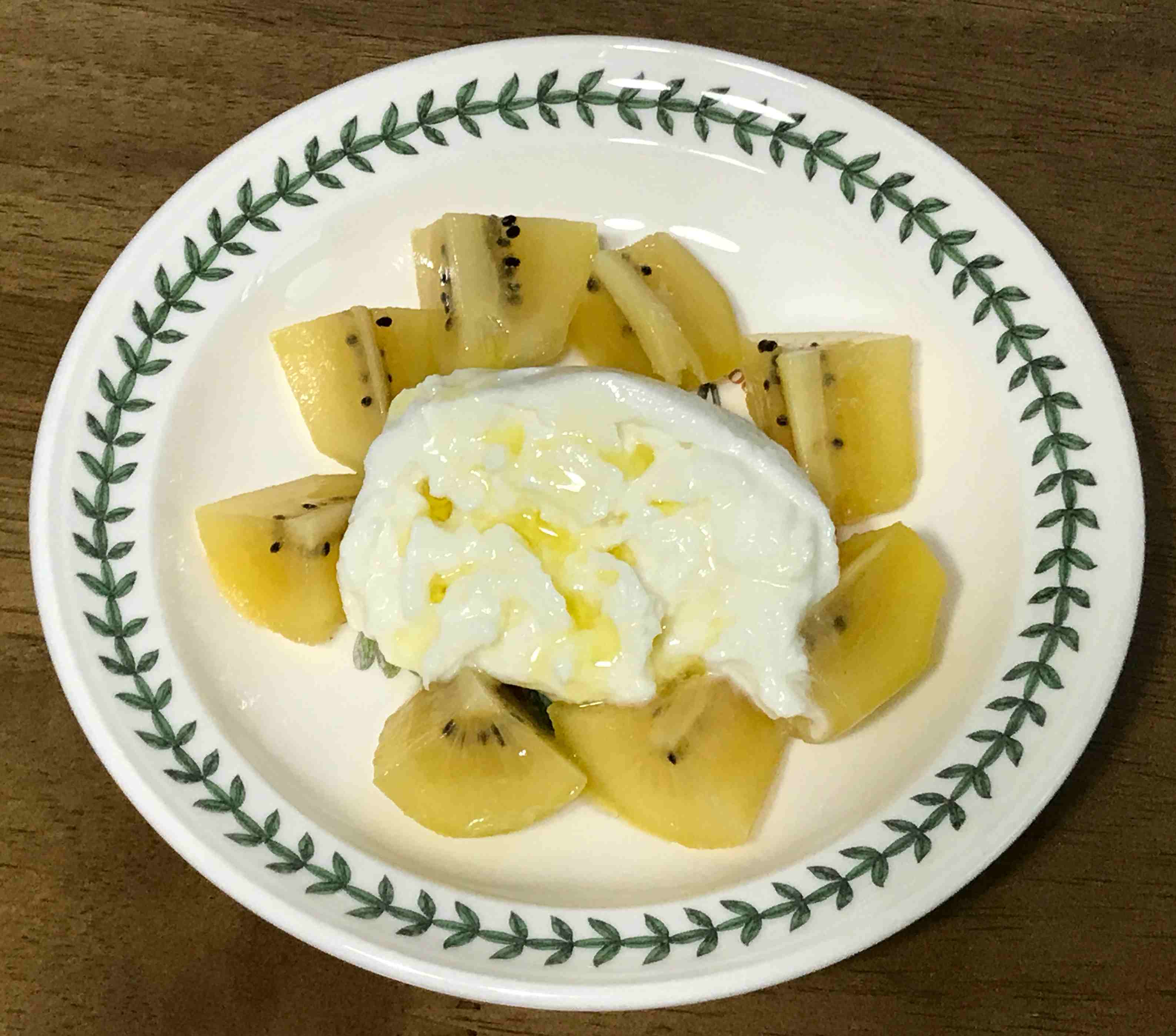 키위와 함께 접시에 담은 부라타치즈