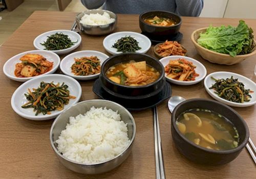 흰쌀밥과 소수의 반찬으로 이루어진 한국의 평범한 식사 상차림 현실적인 사진
