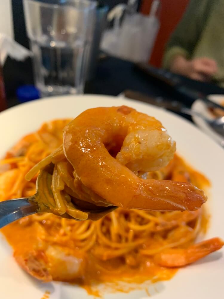 숟가락 위에 파스타면과 새우를 얹음