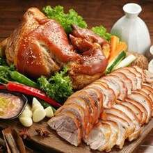 먹음직스럽게-윤기가-흐르는-돼지-족발과-야채-세트