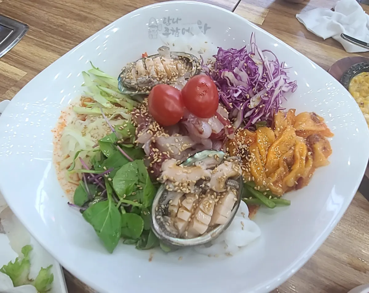 전복-멍게-광어-우럭-방울토마토-야채가-들어간-모듬물회