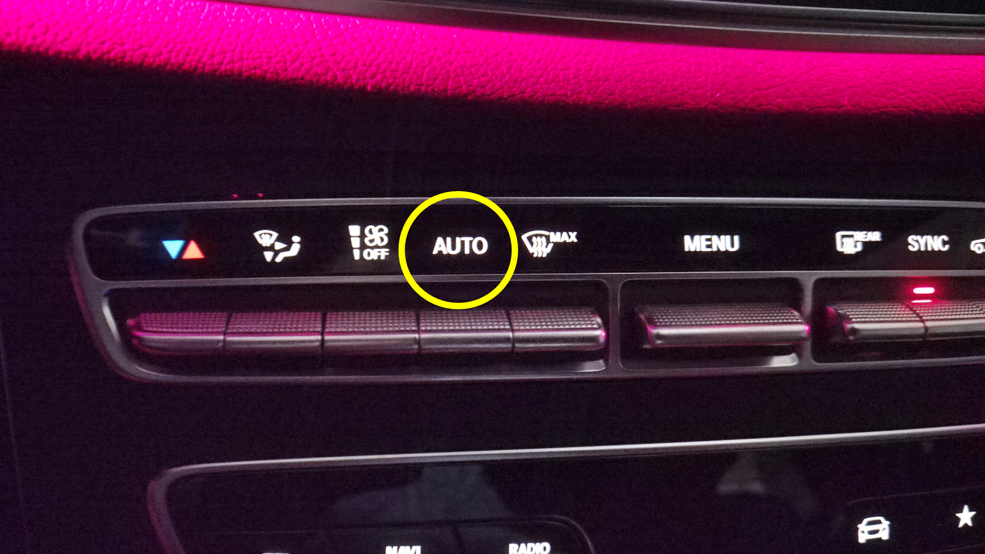 AUTO 버튼이 점등된 벤츠 E-Class 공조 패널