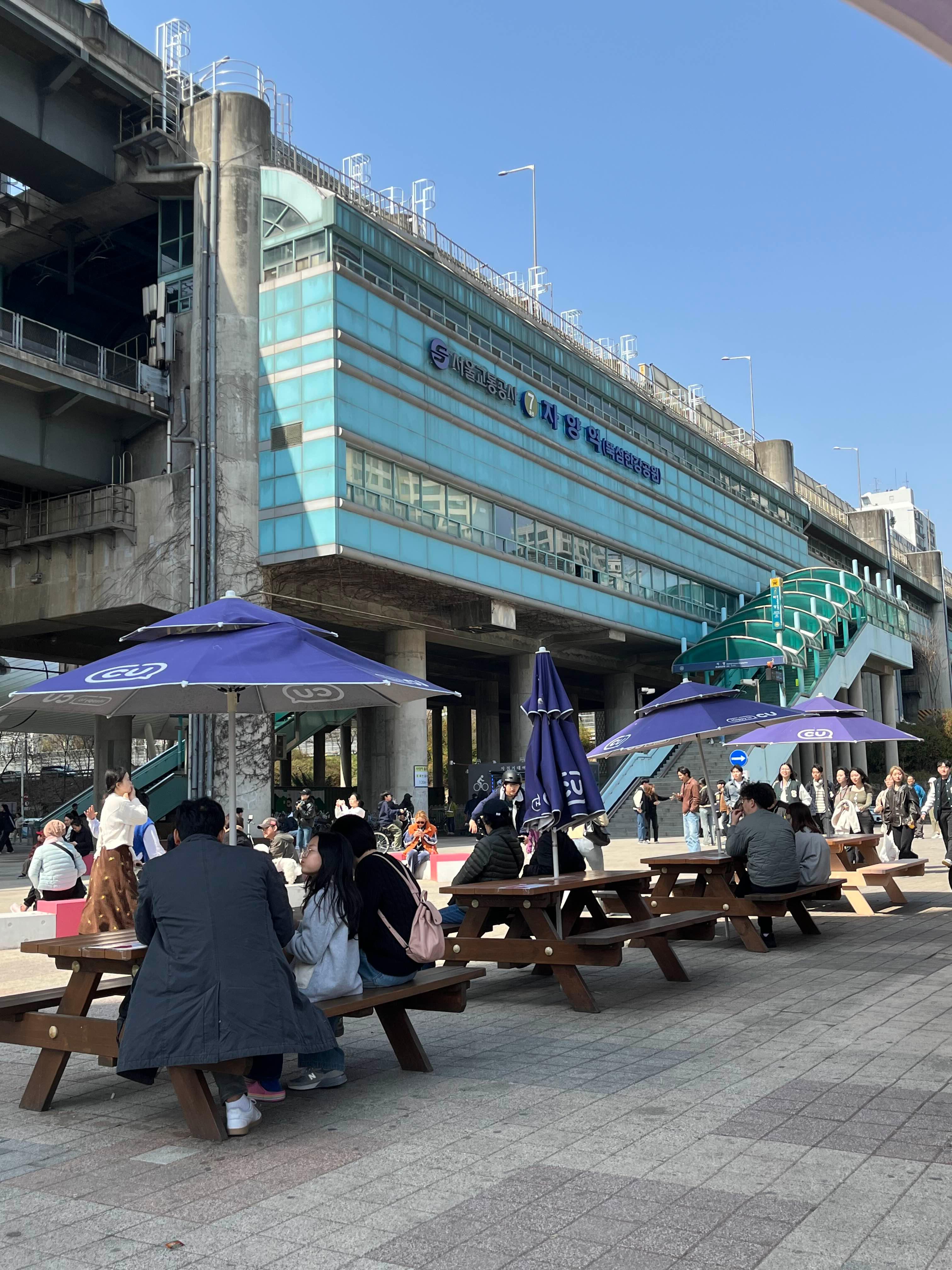 자양역 2번출구 앞 뚝섬한강공원