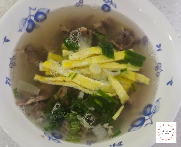 갈비탕 완성-고기는 작게 자르고 계란지단과 대파 올려줌