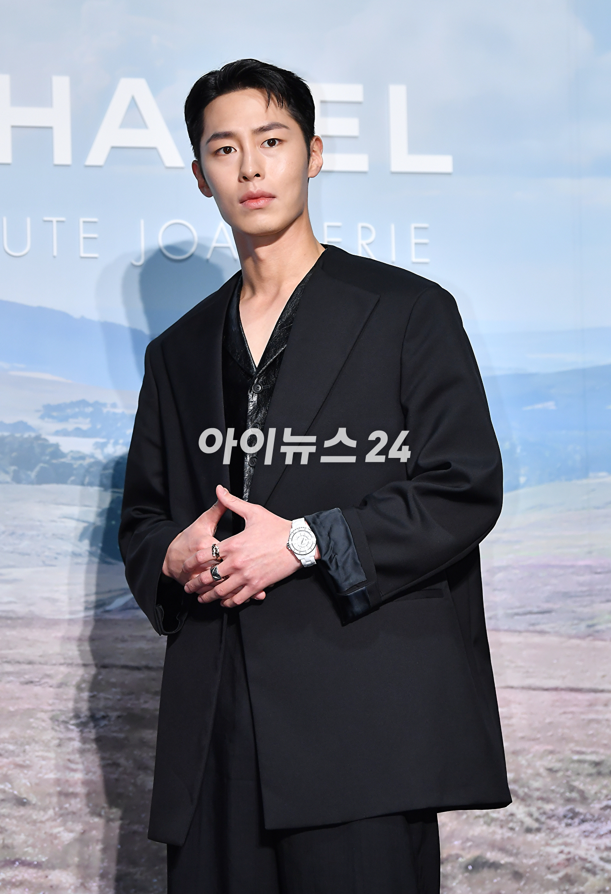 배우 이재욱이 27일 오후 서울 광진구 파이팩토리 스튜디오에서 열린 트위드 샤넬 주얼리 행사에서 포토타임을 갖고 있다. [사진=곽영래 기자]