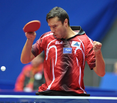 간결한 자세로 화드라이브 중인 선수