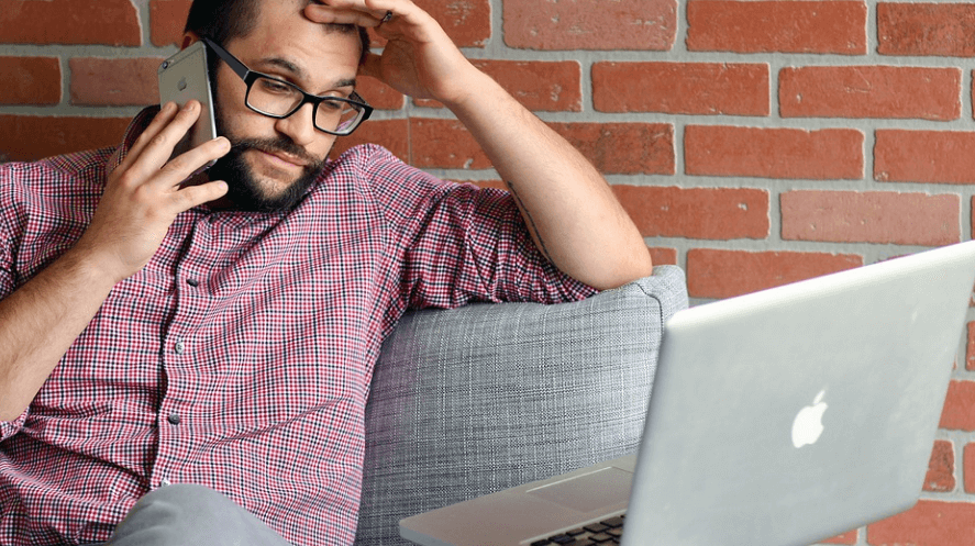 노트북을 보면서 스트레스 받고 있는 남성