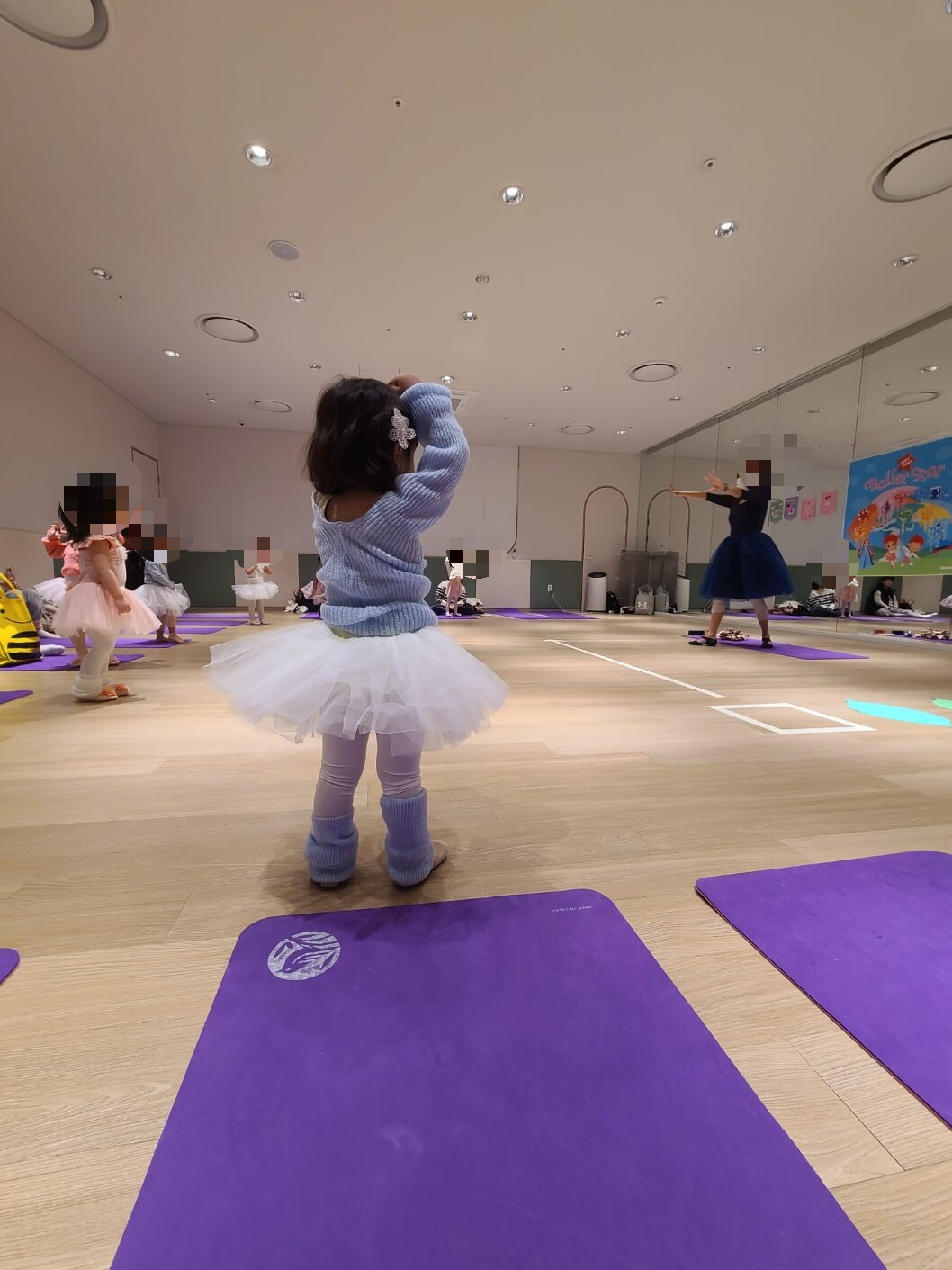 이마트-문화센터-발레-수업중-포즈를-취하고-있는-사진