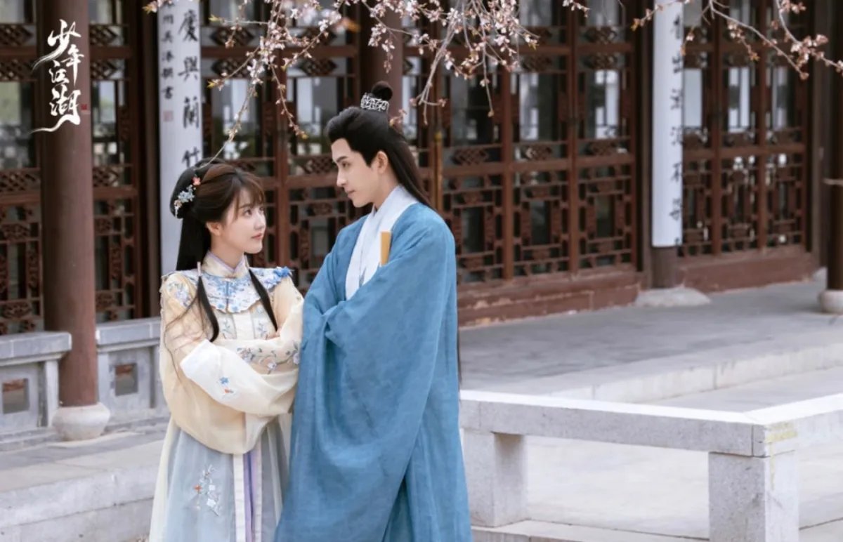 매화-아래에서-팔짱을-낀채-모용충을-바라보는-모용수완