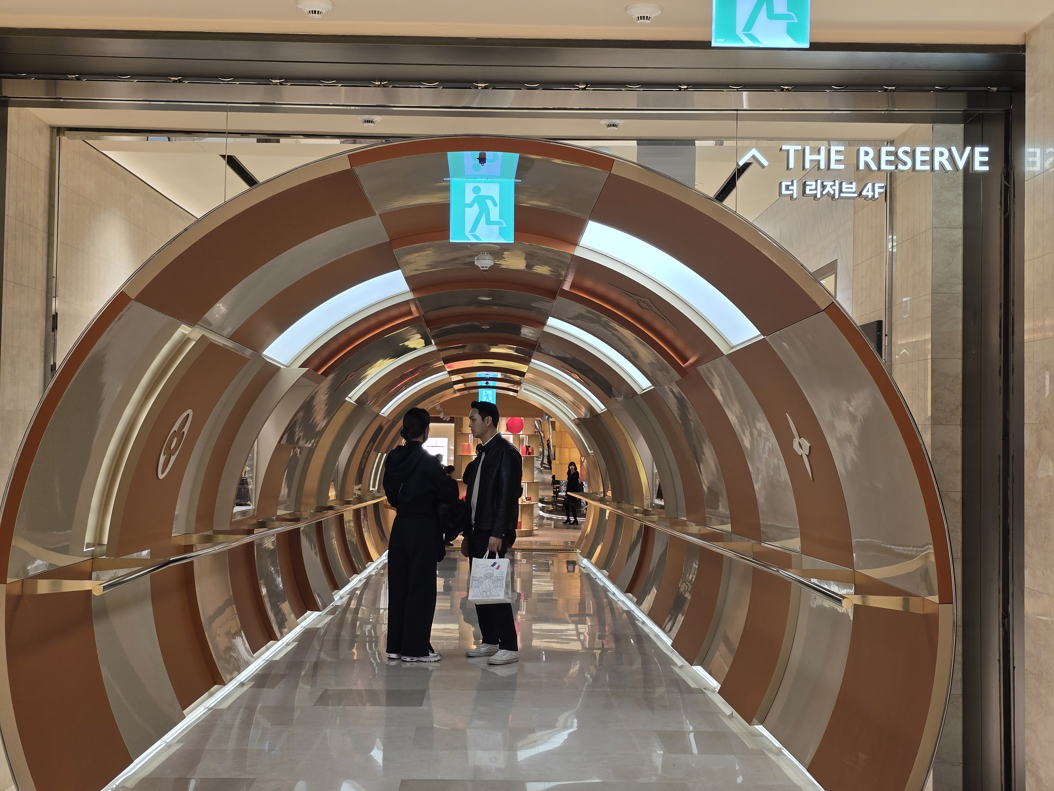 백화점 4층 건물 더 리저브와 연결되는 루이 비통 비저너리 저니 서울