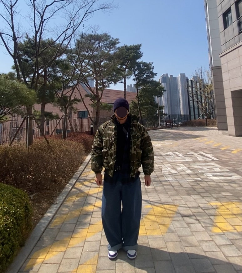 데일리룩('26.3.21.)칼하트 비니, 파르티멘토 카모점퍼 패딩, 어반드레스 블루체크셔츠, 무신사스탠다드 티셔츠, 그리너리크리드 데님팬츠, 유니클로 벨트, 나이키 덩크로우 콩코드