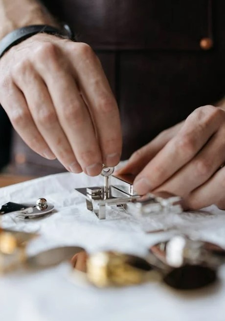 명품시계 정품 부품 교체 가능할까 브랜드 정책과 주의사항 정리