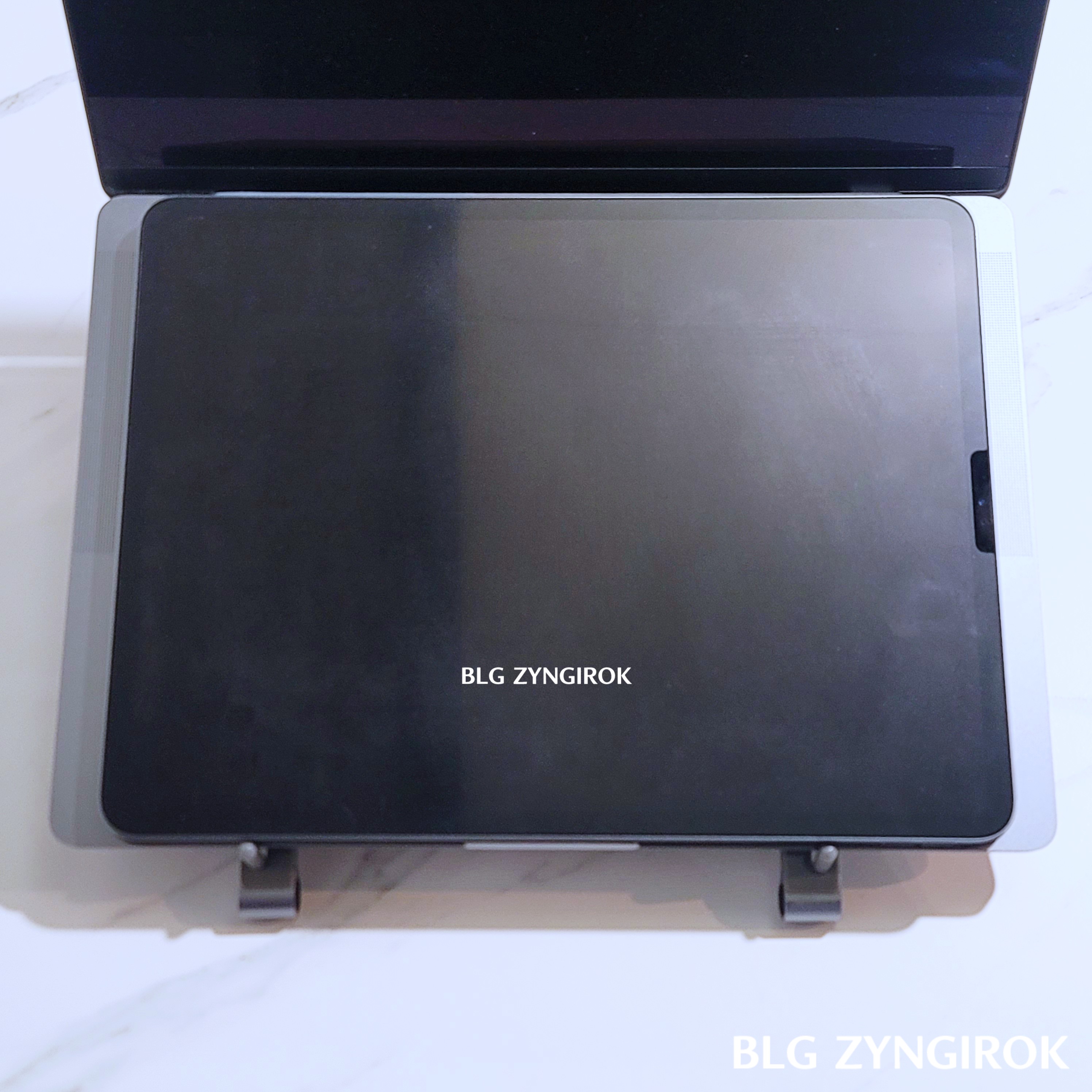 무아스 초경량 휴대용 다목적 노트북 거치대에 노트북을 올리고 그 위에 아이패드까지 올려둔 모습이다.