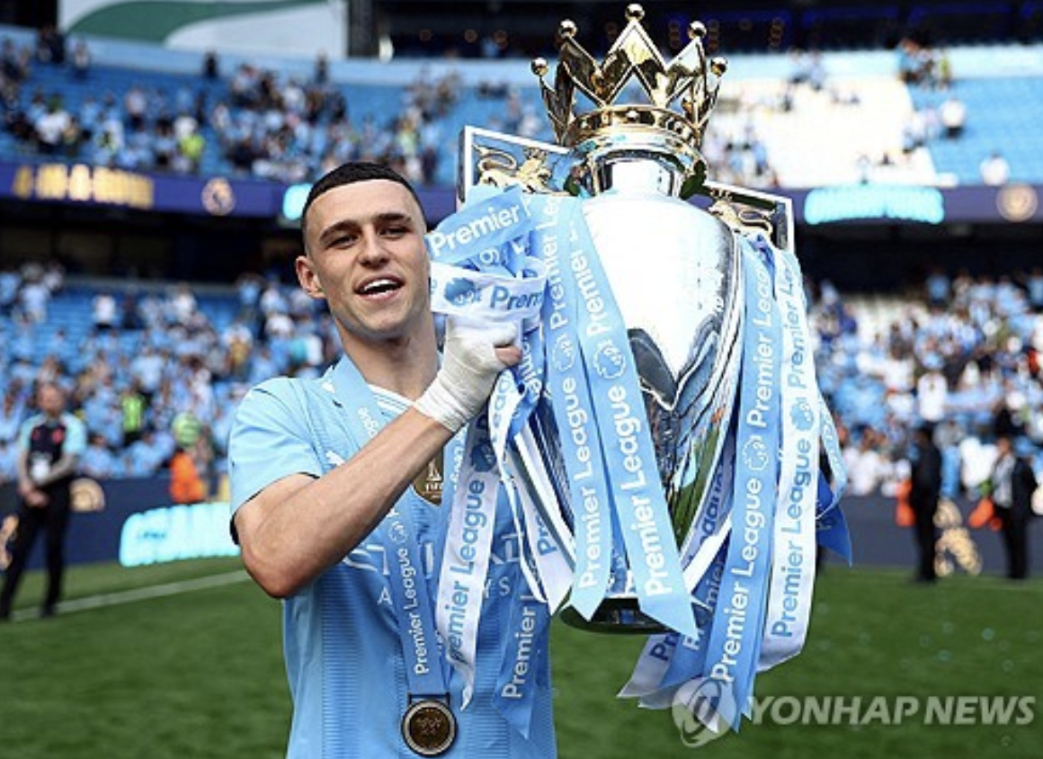 프리미어리그 우승트로피에 이어 PFA 올해의 선수상 트로피를 받은 맨시티 &amp;#39;필 포든&amp;#39; (사진출처.연합뉴스)