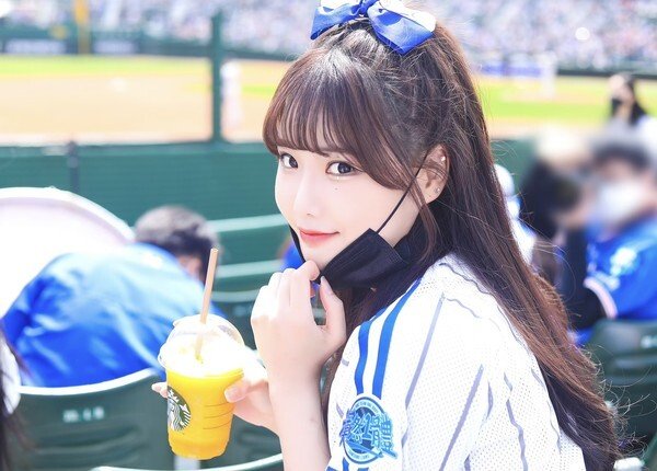 최홍라 삼성 치어리더 사진 - 시원한 음료수 마시는 중