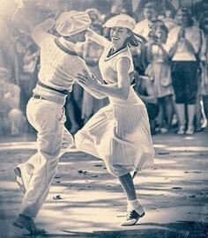 많은-사람들이-지켜보는-가운데-모르는-남자와-여자가-신나게-왈츠를-추고있는-모습