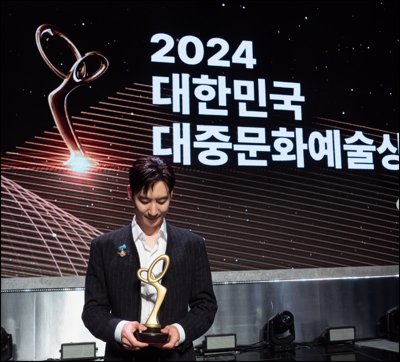 24년-대중문화예술상에서-시상한-배우-이제훈의-모습