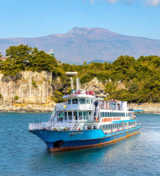 바다에서 운항중인 제주도 유람선