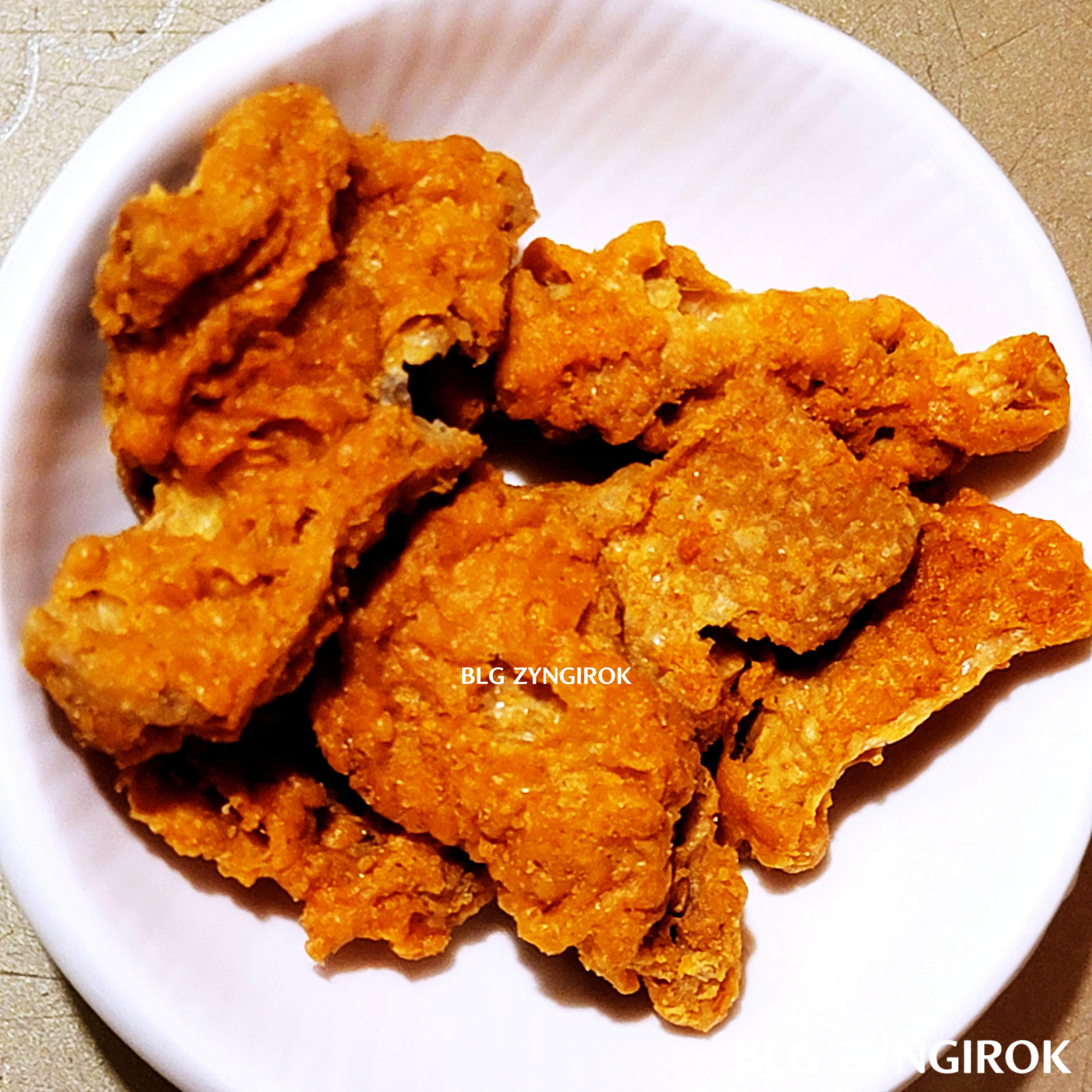 점시에 담겨져 있는 닭껍질 튀김모습이다.