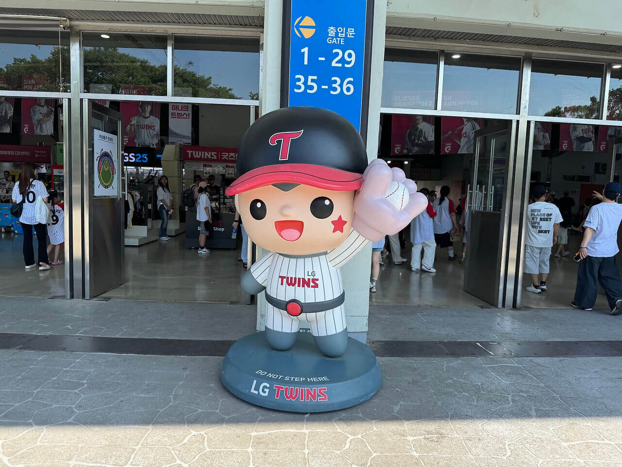 1루 내야 쪽 출입구