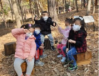 아이들의 컨디션이 제일 좋은 화요일이나 수요일에는 조금 더 멀리 산책을 가거나, 숲 놀이를 가요.