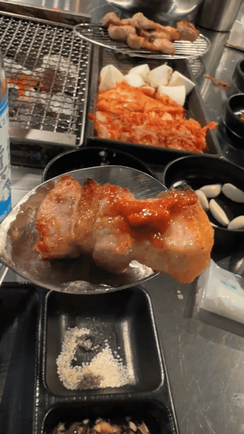 1703 참한집에서 삼겹살에 멜젓을 찍어 먹는 장면 GIF