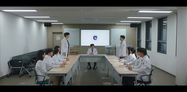 회의중에-대립하는-로이와-서인호