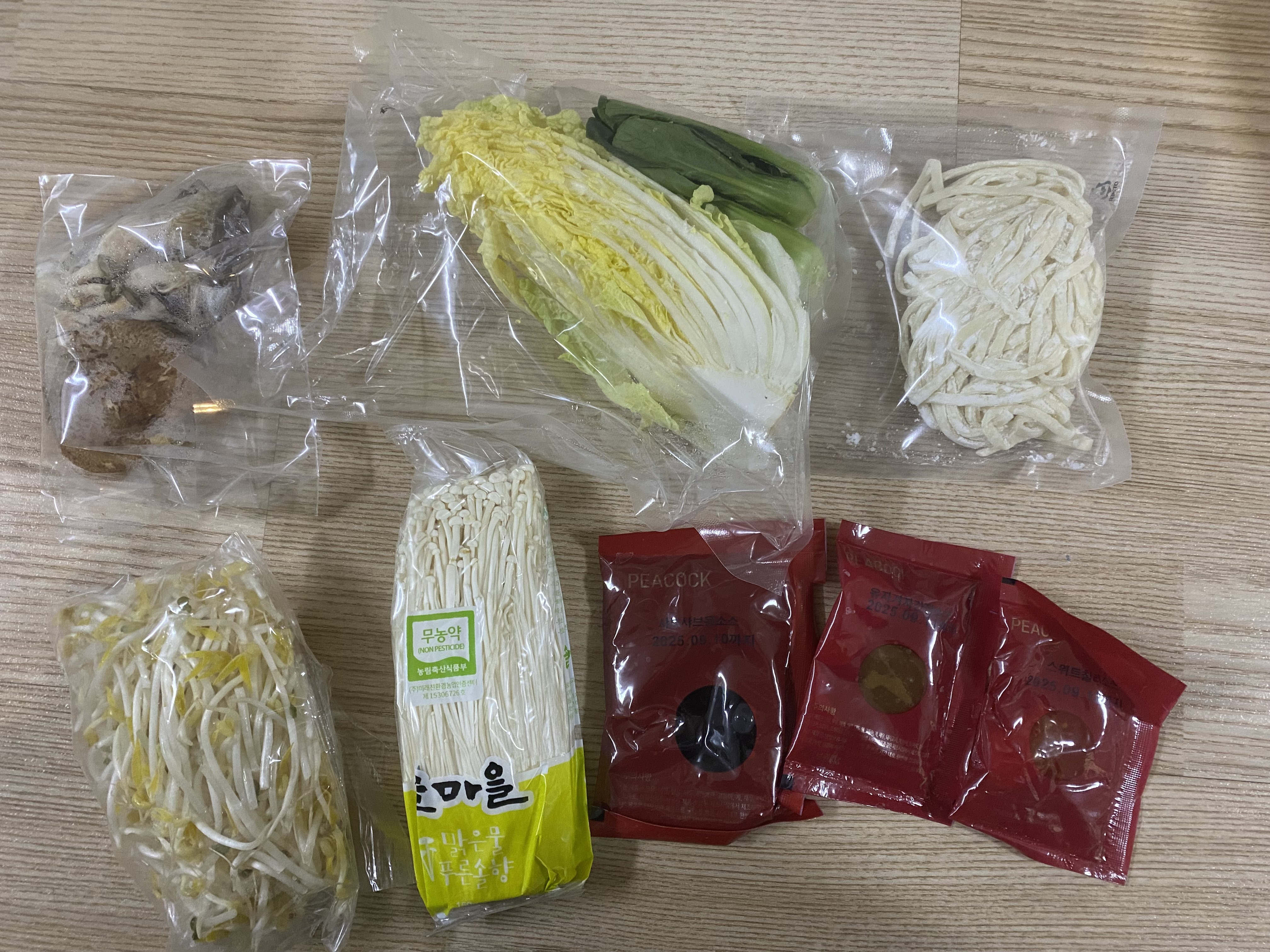 피코크 이마트 샤브샤브 밀키트 재료 구성 사진입니다.