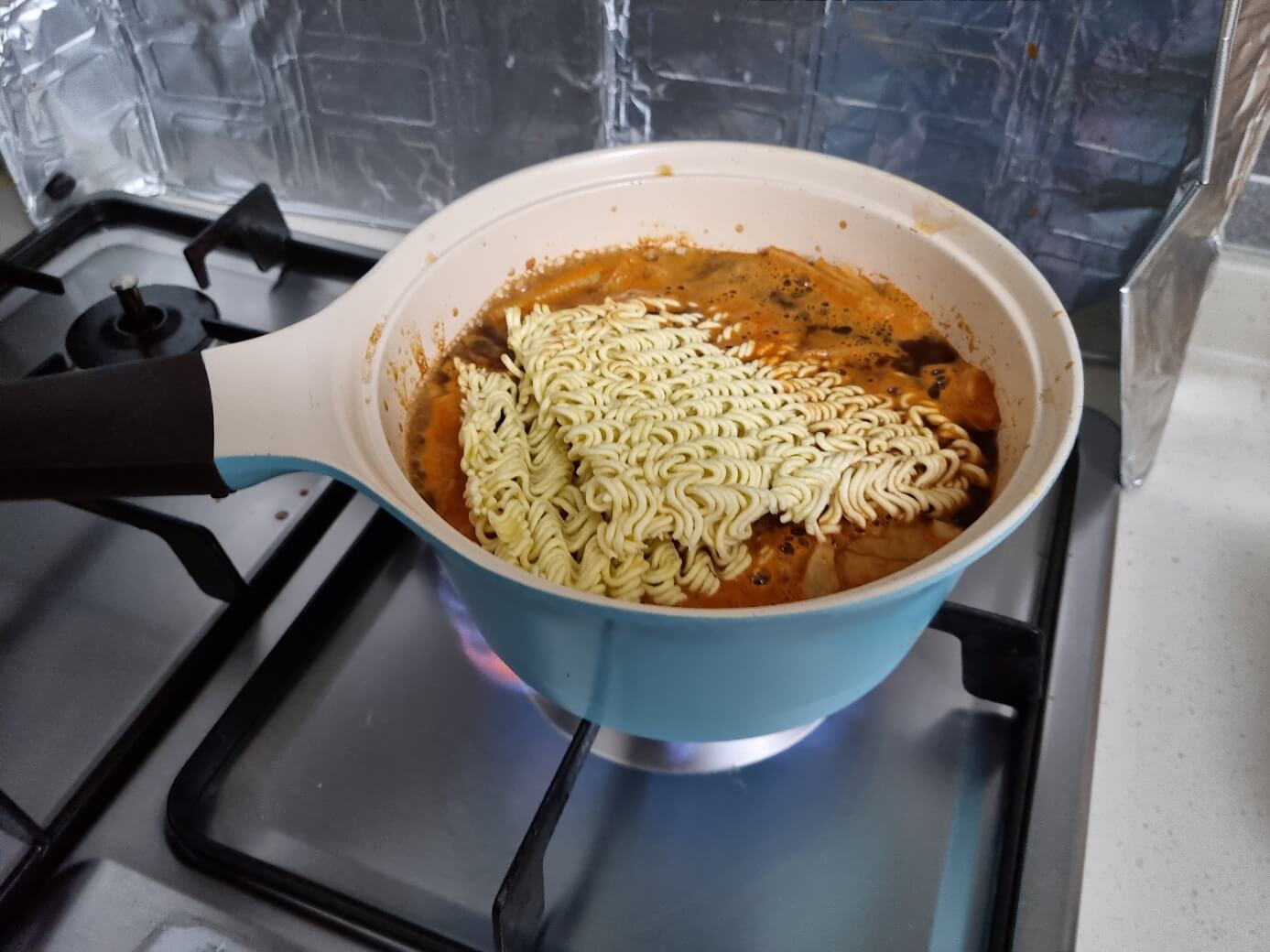 라볶이 끓이는 장면