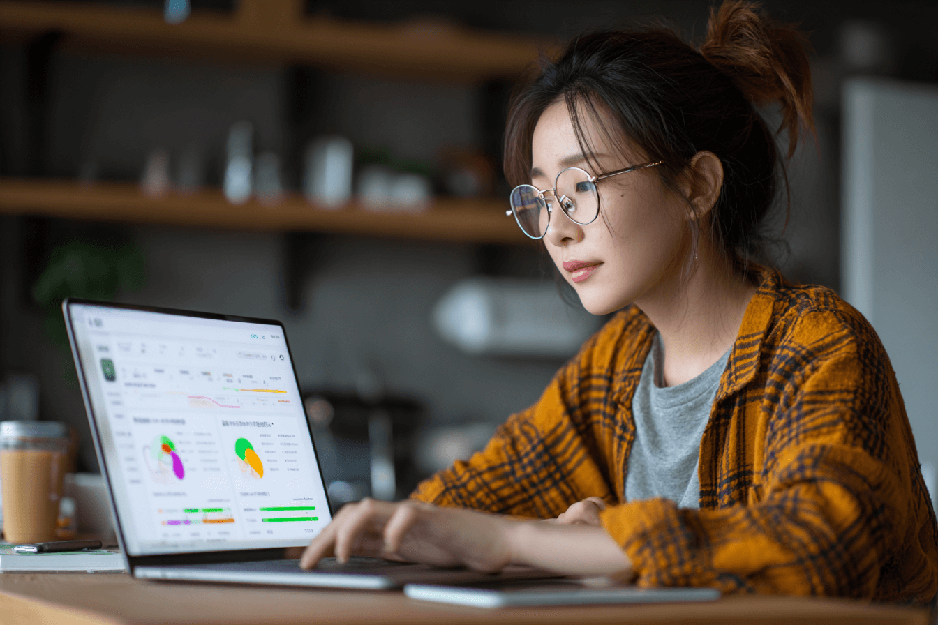 노트북으로-티빙을-이용중인-사람